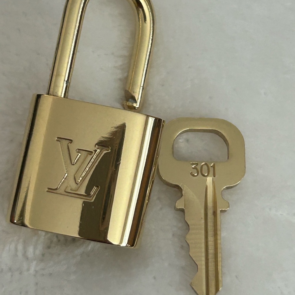 Authentic Louis Vuitton lock & key #301. Beautiful condition. - Picture 3 of 6